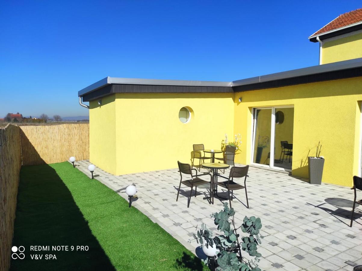 V & V Villa Lalince Kültér fotó